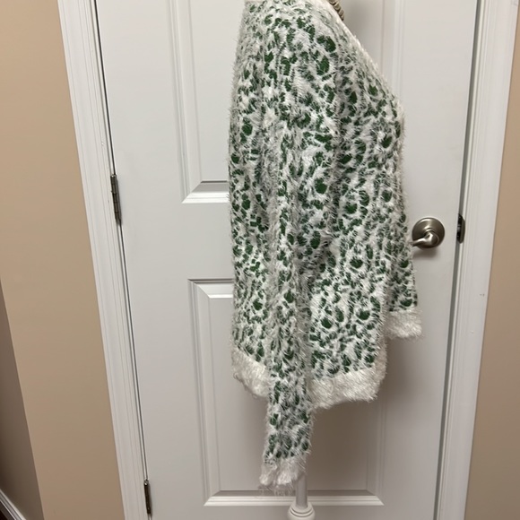 White Mark sweater white and green size L, like new - Picture 5 of 9